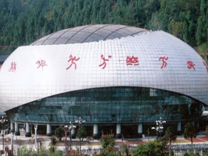 额尔古纳体育中心球形网架加工安装
